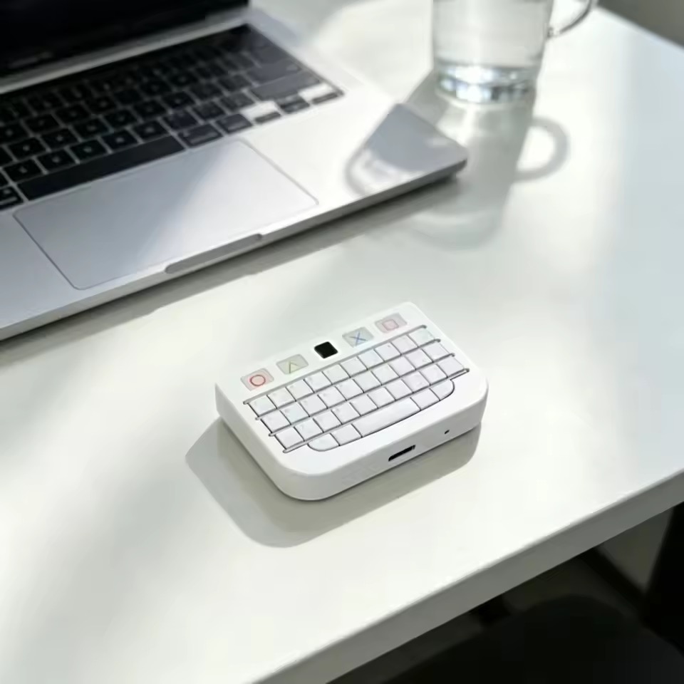 BlackBerry Q10を再構築したミニキーボード