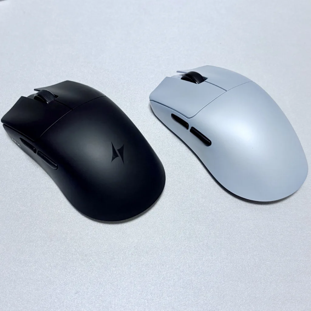 ATK F1 V3 Ultimate+（黒）と F1 V2 Ultimate（水色）を並べた上面写真