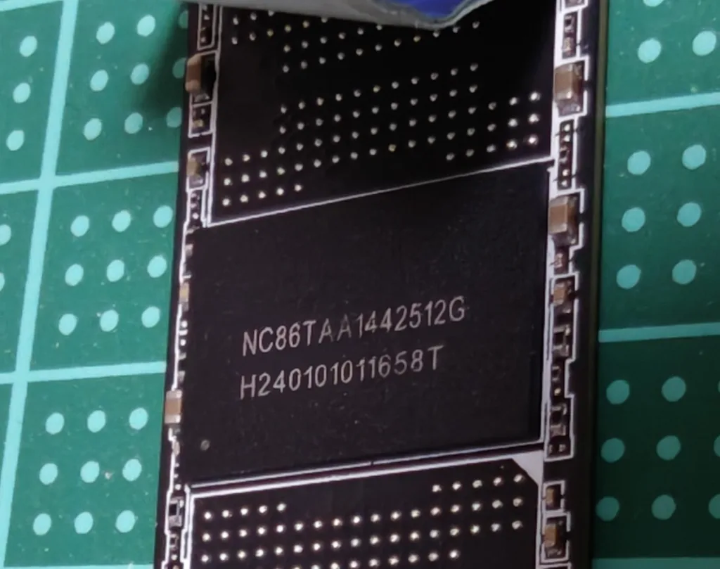 NAND チップの刻印 NC86TAA1442512G。SanDisk 純正の刻印ではなく第三者パッケージ品